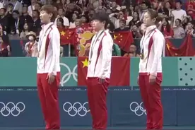 升国旗！国乒女团五连冠 全场高唱《义勇军进行曲》图片