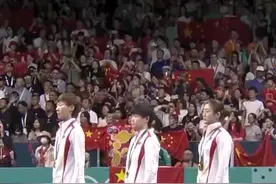 升国旗！国乒女团五连冠 全场高唱《义勇军进行曲》图片