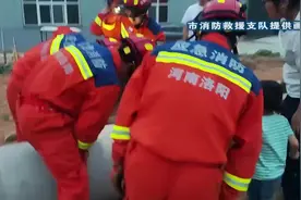 消防钻水泥管里外配合救出被卡男童图片