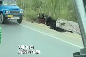 “挖机小何”再伸援手 新疆旅途中顺手救援侧翻拉煤车图片