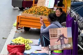 小老鼠蹦蹦跳跳偷栗子 最后没想到偷了个寂寞 “小的不拿 非要拿大的现在白拿了吧”图片