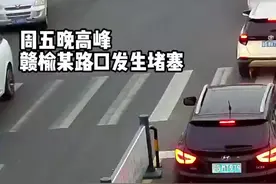 【这就叫专业！#休班交警遇堵车原地变装上岗#】图片