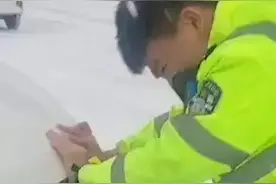 【抗击冰雪】推车+救护+狂奔 这场大雪让冰城民警忙不停...图片