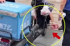 外卖员疑遭锁车反抗后被三名城管制服，城管：劝导后才发生冲突图片