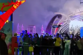 沈阳老北市“飞天凤凰”出差大连 上演“凤舞九天”图片