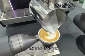 会拉花的咖啡机器人也太厉害了图片