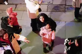 文化中国行 | 赏灯滑冰“中式蹦迪” 外国友人在临沂嗨享元宵节图片