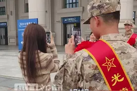 铁血男儿也柔情！入伍新兵用镜头记录女朋友图片