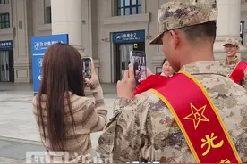 铁血男儿也柔情！入伍新兵用镜头记录女朋友图片