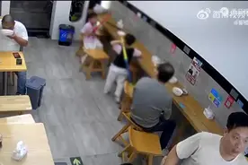 男童与同学打闹反落下风后，家长一巴掌扇倒对方，警方通报图片