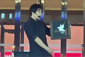 别眨眼！近距离欣赏魔术师表演变鸽子图片