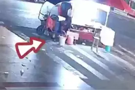 危险！赣江一小吃摊油锅起火，摊主瞬间被火焰包围图片