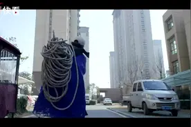 新春走基层丨当一位母亲成为高空油漆工图片