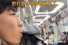 男生吹出大大泡泡糖惊呆小学生图片