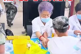 葡萄棉花糖发型的医生大姨给大一新生做体检，网友：这是一位“25岁的医学生”图片