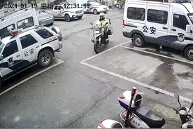 四岁萌娃走失后机智“抱”警图片