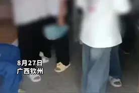 中学宿舍挤成洗澡堂，30人一个屋，没空调没电扇图片