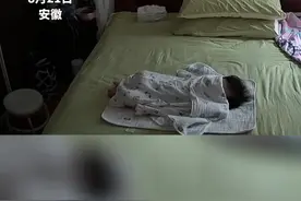 惊险！婴儿睡觉被子不小心盖住口鼻，3岁姐姐发现后一把扯开图片