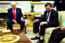 正会谈，特朗普突然盯上万斯的袜子图片