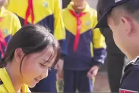 警犬表演结束被围观秒变社恐小狗图片
