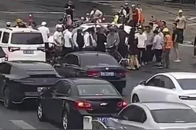 好样的！郑州街头再现抬车侠合力抬车救人图片