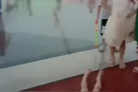 惊险！小女孩在广场喷泉玩耍被水柱击晕后倒地图片