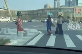 非洲客商头顶行李行走义乌街头，网友惊叹：不愧是世界的义乌图片