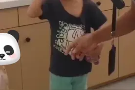 【#3岁哥哥带1岁妹妹迷路民警轮流当奶爸#】图片