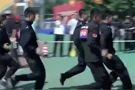 10名警察16秒徒手翻越4米高墙图片