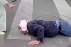 女子驾车不慎撞倒老人，老人倒地后头部流血，随后女子用卫生巾帮其止血图片