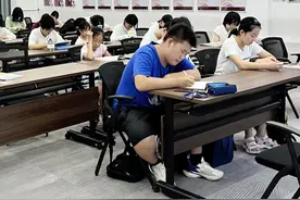 百姓看联播丨走，咱去小区“上自习”图片