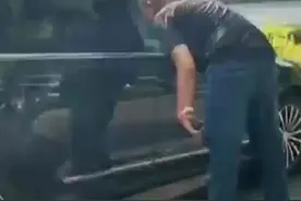 河北一男子拿砖砸窗救人后车辆猛烈燃烧图片