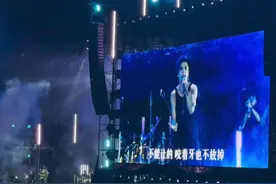 视频丨沉浸式听薛之谦演唱《违背的青春》 深入人心 久久不能平静图片