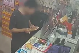 【果然中了！#男子在老板眼皮底下偷彩票#】图片
