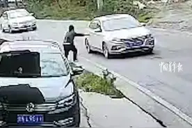 孩子落水奶奶拦车求助，路过热心人纷纷上前帮忙接力送医。图片