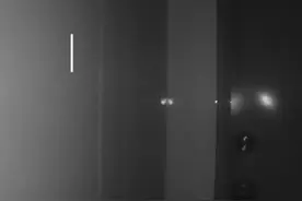 5岁萌娃深夜睡醒找不到妈妈，警察叔叔门外暖心守护图片