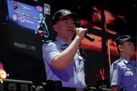 没见过吧？潍坊民警“喊麦”普法图片