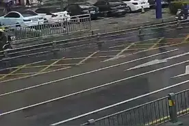 【#黄衣小哥帮警察抓小偷被全网点赞#】图片
