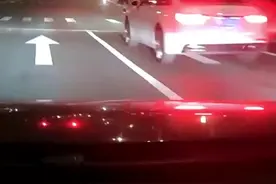 小孩跑到路中间开车男子将其抱回路边 并报警成功找到家长图片