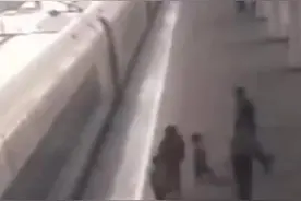 惊险！男童跌落站台缝隙众人紧救援图片