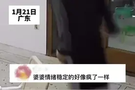 小夫妻俩在地上打闹，婆婆在一旁淡定收拾碗筷，婆婆：真好，每天的地都不用拖了图片