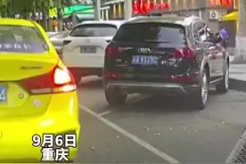 外卖小哥送餐时遭遇“开门杀”，不喊不闹独自扛下，捡起散落外卖图片