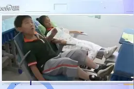 可躺式桌椅、折叠午睡床、专用午休房......中小学生实现“躺睡自由”？图片