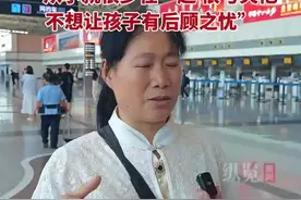 母亲从贵州赶来保定给赴新疆任教儿子送行图片