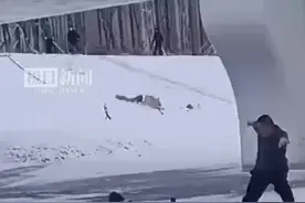 真英雄！热心大哥跳入冰窟窿救男孩图片