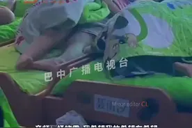 萌娃第一天上幼儿园，午睡时拿着袜子偷偷抹泪，网友：太可爱了，他还知道自己安慰自己图片