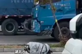 夫妻俩在服务区吵架后 丈夫把妻子打了一顿 然后开车走了 妻子伤心的跪地上哭泣 拍摄者：最后她一个人走了图片