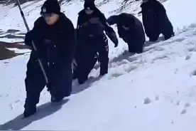 民警夏天在齐膝雪地守护平安图片