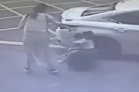 揪心！两小孩坐行李箱上滑入地库撞上围墙图片