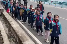 小学生背着锅碗瓢盆徒步去野炊图片